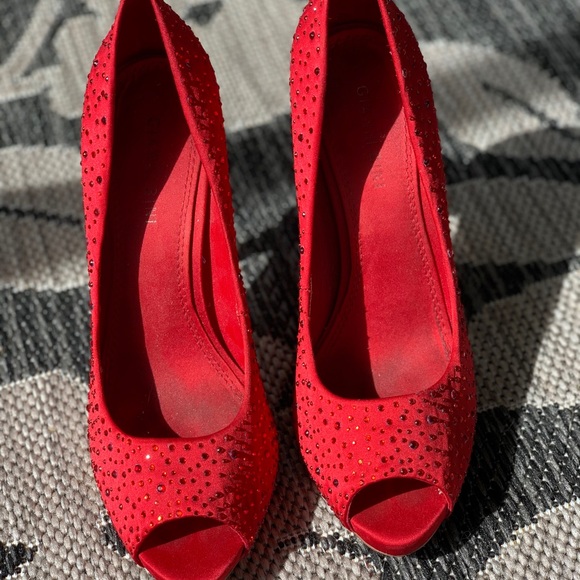 Gianni Bini Ruby Red Heels - Picture 2 of 6